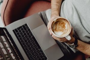 ゲームデザイナーとして就職するために専門学校は必要なのか？